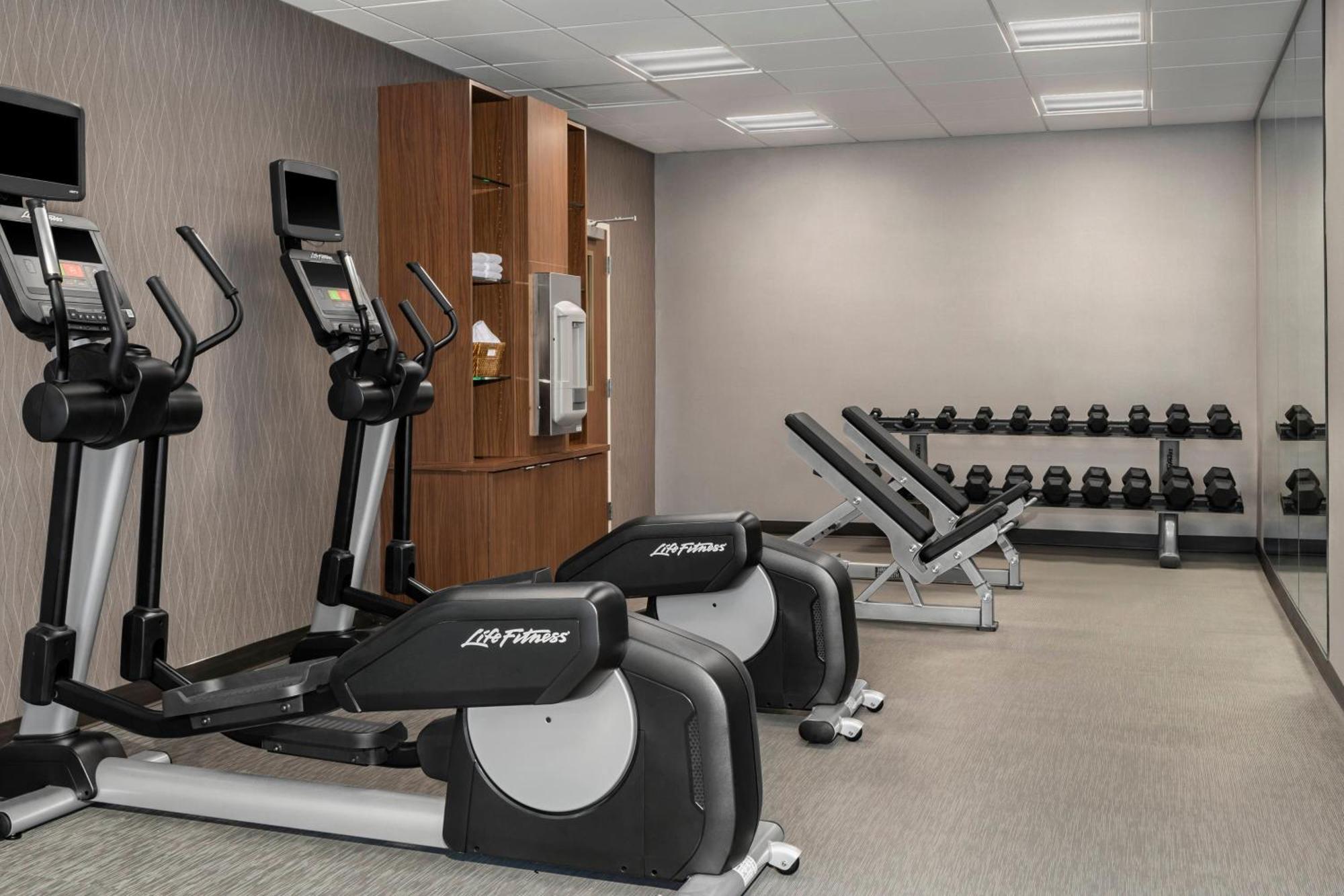Courtyard Butler Boulevard Hotel 3*