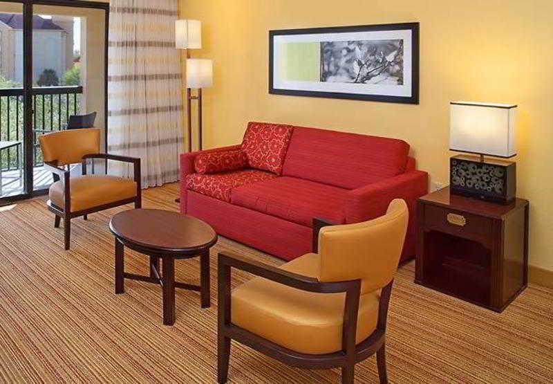 Courtyard Butler Boulevard Hotel 3*