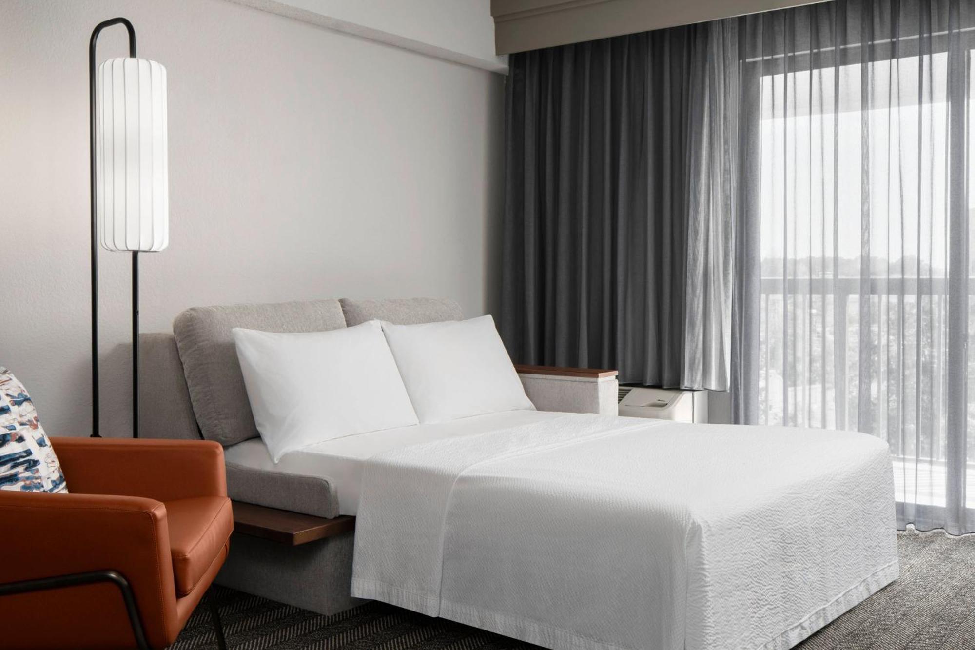 Courtyard Butler Boulevard Hotel 3*