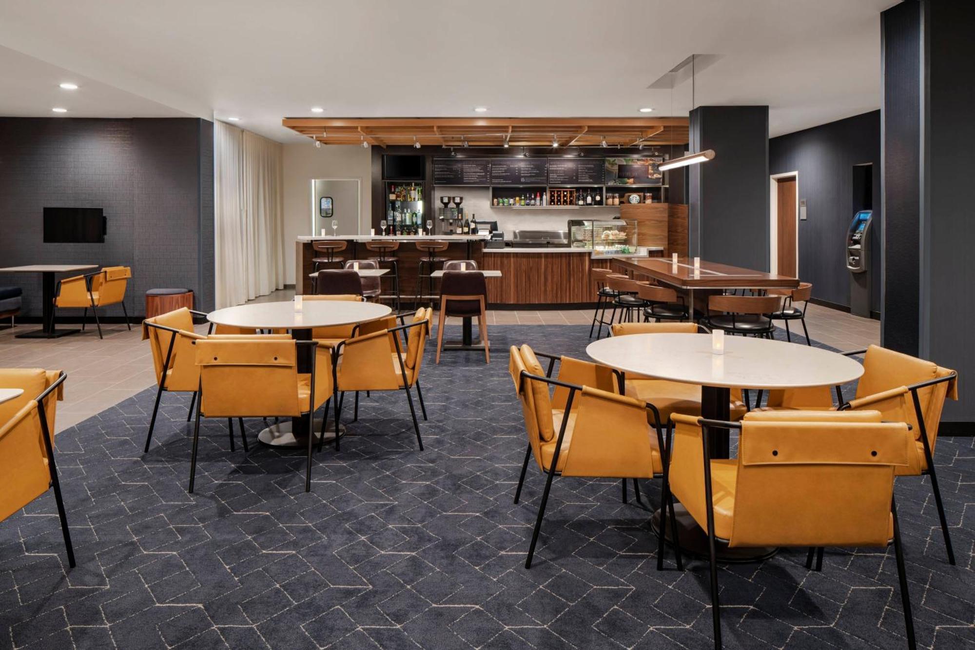 Courtyard Butler Boulevard Hotel 3*