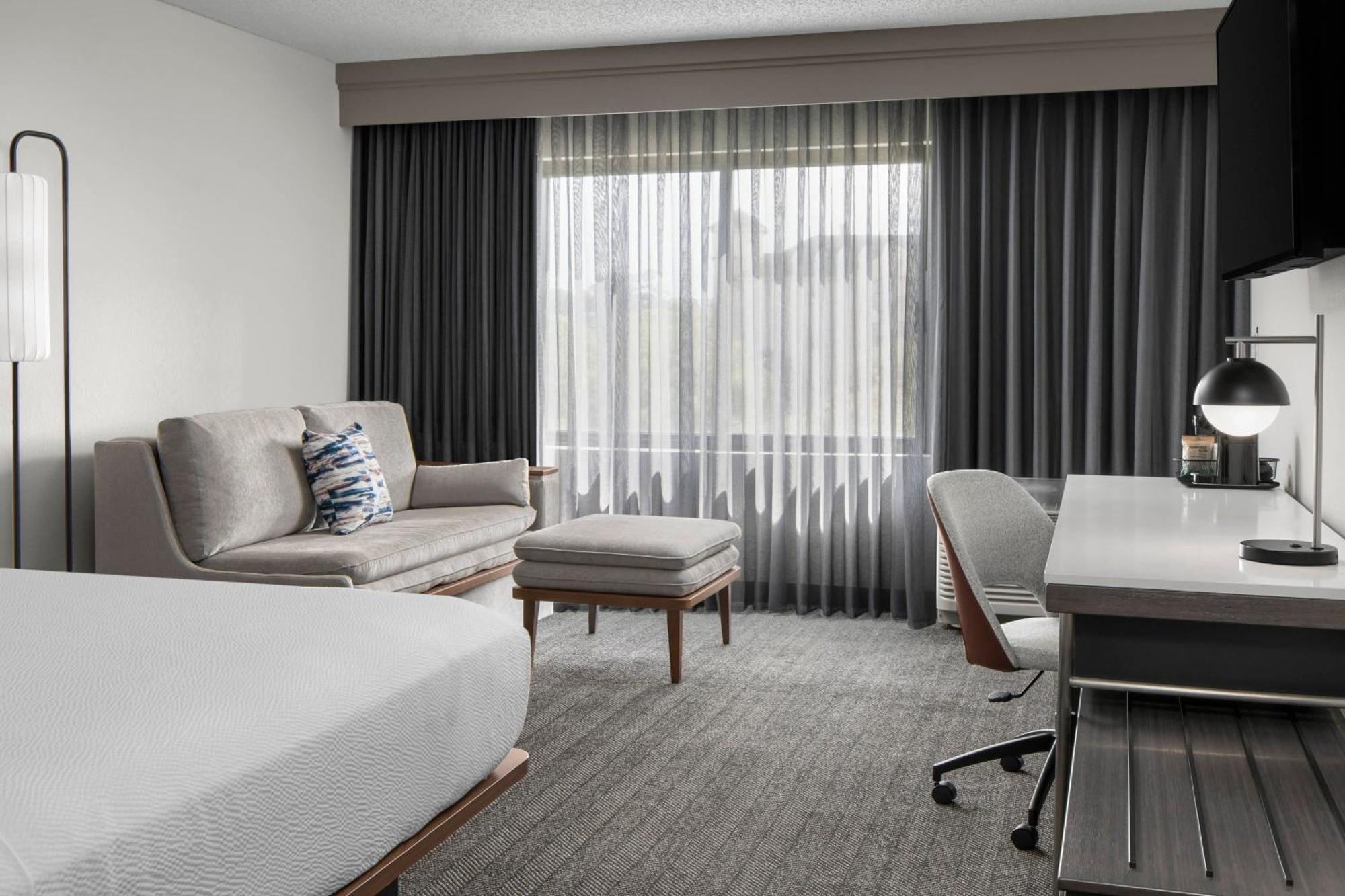 Courtyard Butler Boulevard Hotel 3*