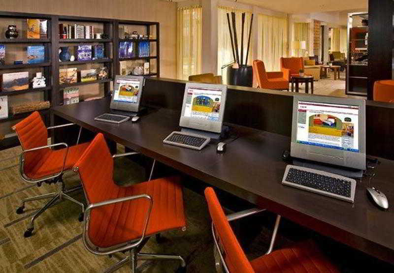 Courtyard Butler Boulevard Hotel 3*